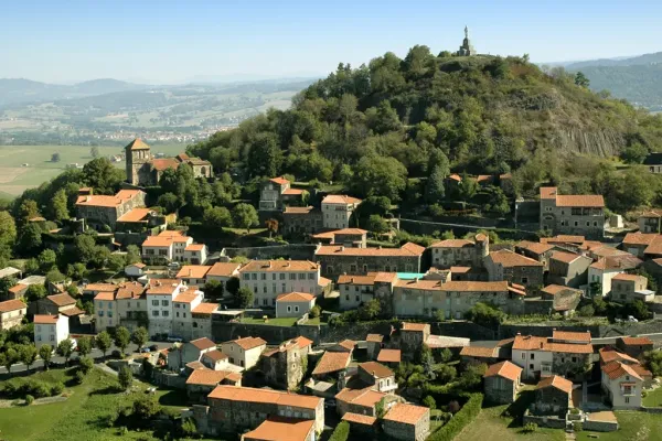 Usson, un des plus beaux villages de France à découvrir